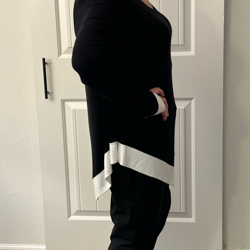 Black and white sweater top. Size XL